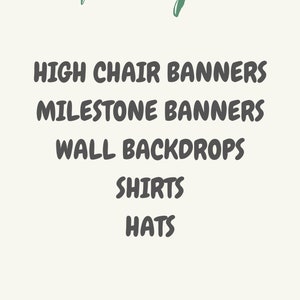 K&ouml;nnte beinhalten: Eine Liste von aufeinander abgestimmten Artikeln f&uuml;r eine Babyparty oder einen Geburtstag. Die Artikel umfassen Hochstuhlbanner, Meilensteinbanner, Wandhintergr&uuml;nde, Shirts und H&uuml;te. Der Text "N&Auml;CHSTES BILD F&Uuml;R BEISPIELE ANSEHEN" befindet sich am unteren Rand des Bildes.