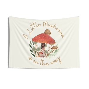 Banner para baby shower con el lema "A Little Mushroom Is On The Way", letrero para baby shower con temática de Cottagecore, decoración para baby shower con temática de bosque, baby shower con setas venenosas