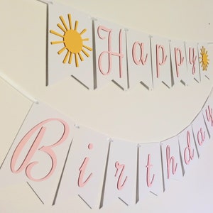 Estandarte de feliz cumpleaños rosa y amarillo, signo de feliz cumpleaños con tema del sol, telón de fondo del sol, guirnalda de cumpleaños feliz, signo de cumpleaños, decoración de fiesta sol