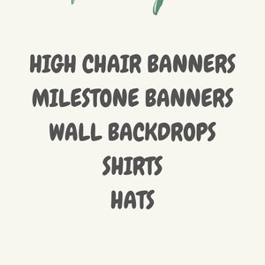 Puede incluir: Una lista de art&iacute;culos coordinados para un baby shower o una fiesta de cumplea&ntilde;os. Los art&iacute;culos incluyen pancartas para sillas altas, pancartas de hitos, fondos de pared, camisas y sombreros. El texto "VER LA SIGUIENTE FOTO PARA EJEMPLOS" est&aacute; en la parte inferior de la imagen.