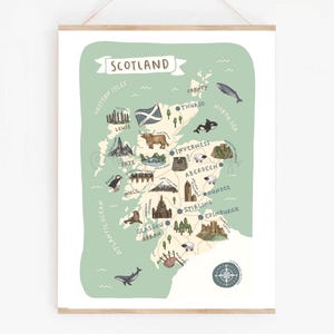 Peut inclure: Une carte illustrée de l'Écosse en vert et blanc, avec le nom "Écosse" dans une bannière en haut. La carte montre les principales villes et les principaux monuments, y compris le drapeau écossais, une vache, un monstre du Loch Ness et une boussole.