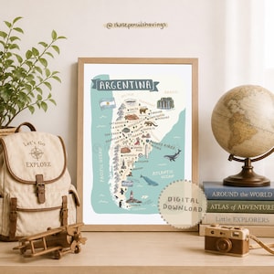 Op de afbeelding: Een ingelijste kaart van Argentinië met illustraties van bezienswaardigheden en steden. De kaart is lichtblauw met bruine accenten. De woorden "Argentina" en "Digital Download" zijn zichtbaar. Een rugzak, een wereldbol en boeken staan op de voorgrond.