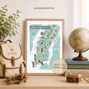 Può includere: Una stampa incorniciata di una mappa di New York City, con illustrazioni di monumenti su sfondo azzurro. Uno zaino, un aeroplano di legno, un mappamondo, libri e una macchina fotografica giocattolo sono in primo piano. La stampa dice "New York City" e "Digital Download".