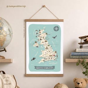 Puede incluir: Un mapa decorativo del Reino Unido, con ilustraciones de monumentos y características geográficas. El mapa es de color azul claro, con las palabras "United Kingdom" en la parte inferior. El texto "FRAME NOT INCLUDED" es visible.
