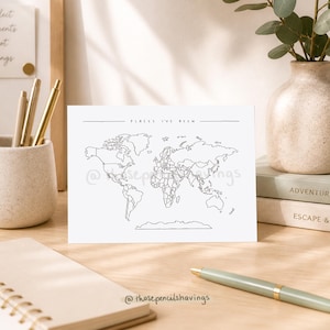 以下が含まれることがあります： 上部に「PLACES I'VE BEEN」というテキストが中央揃えで配置された、世界地図の黒い線画が描かれた白い長方形のカード。地図には、白い背景にシンプルな黒いインクのスタイルで、大陸の輪郭と国境が描かれています。