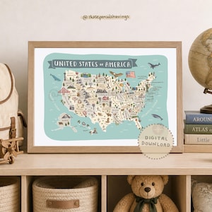 Może przedstawiać: Oprawiona mapa Stanów Zjednoczonych Ameryki z jasnoniebieskim tłem. Mapa jest zilustrowana różnymi zabytkami i ikonami. Słowa "United States of America" są wyświetlane na banerze. Słowa "Digital Download" są również wyświetlane.