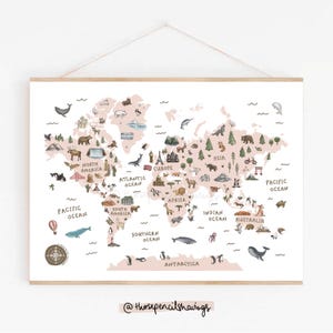 Weltkarte Print | Illustrierte Globus Wand Kunst Poster | Niedliche Landschaften & Tiere | Reise Geschenk oder Fernweh Dekor