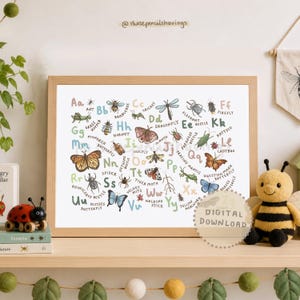 以下が含まれることがあります： 蝶、蜂、カブトムシなど、さまざまな昆虫のカラフルなイラストが描かれた昆虫アルファベットの額入りプリント。 プリントは明るい木製のフレームで、「DIGITAL DOWNLOAD」という文字が入っています。