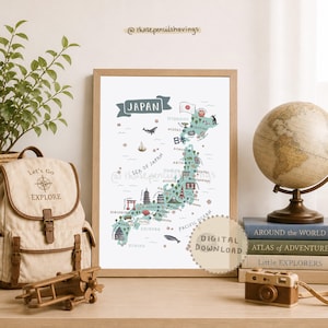 Op de afbeelding: Een ingelijste kaart van Japan met illustraties van bezienswaardigheden en de tekst "JAPAN". Een rugzak, een houten vliegtuig, een wereldbol en boeken staan op de voorgrond. De woorden "DIGITAL DOWNLOAD" staan op een sticker.