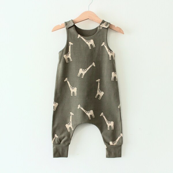 Sage Green Giraffes harem romper, unisex algodón jersey bebé todo en un mono, 0 meses a 6 años