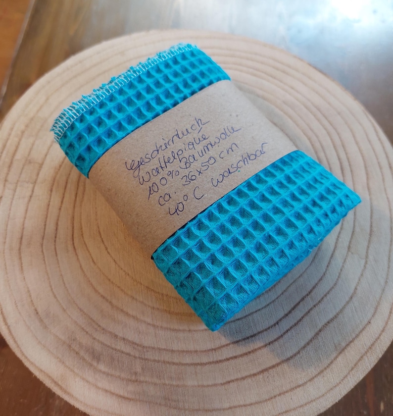 K&ouml;nnte beinhalten: Ein blaues Waffeltuch aus 100 % Baumwolle. Das Tuch ist ca. 36 x 50 cm gro&szlig; und bei 40 Grad Celsius waschbar.