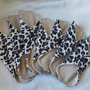 Set di 4 salvaslip riutilizzabili in mussola di cotone, ecologici, con stampa leopardata, in 2 diverse taglie.