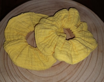 Mousseline scrunchie haarelastiek geel