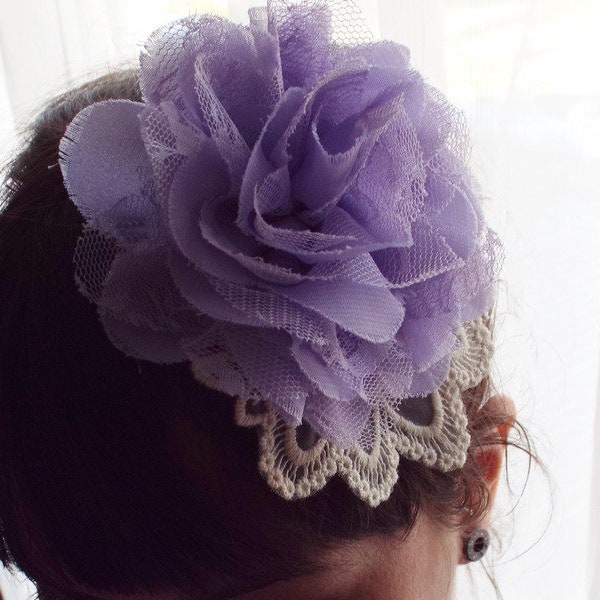 Fascinator mit Chiffonblüte Braut Haarschmuck