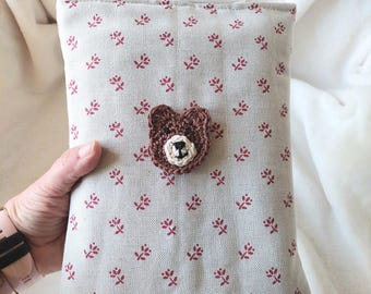 Couverture matelassée pour grands livres de poche, jolie couverture ornée d'un ourson en crochet, sac à livres avec ruban et nœud.