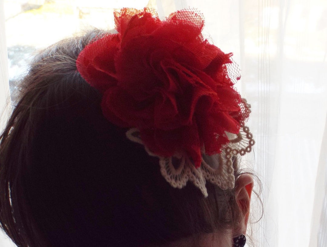 Fascnator con accessor per capell da sposa chffon fore rosso
