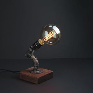 Lámpara de escritorio Steampunk con forma de tubería y bombilla Edison, lámpara de mesa industrial con base de madera, regalo para el Día del Padre, lámpara de ingeniería.