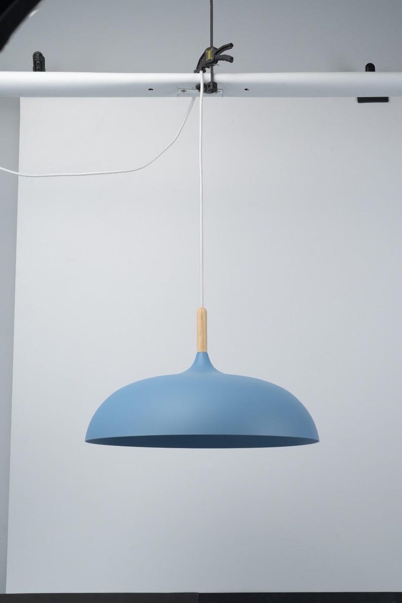 Lámpara nórdica escandinava en blanco y negro, fabricada en metal y madera, lámpara colgante danesa, lámpara de techo moderna, lámpara sueca. imagen 11