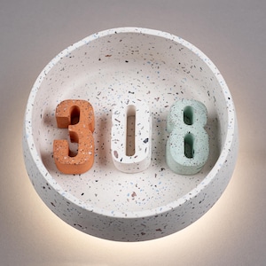 Aplique de pared personalizado en forma de cuenco con el número de la habitación del hotel.