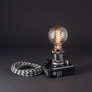 Handgefertigtes Upcycled-Kunstwerk mit Glühbirnen-Kamerabasis, Wohnkultur-Fotografie-Liebhaber-Geschenk, Upcycle-Dimmer-Schreibtisch-Kamera-Lampe, Männerhöhlenlicht