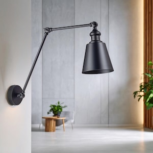 Puede incluir: Una lámpara de pared con brazo oscilante en negro mate, que cuenta con un brazo articulado ajustable y una pantalla cónica. El aplique se fija a la pared con una base circular e incluye juntas visibles para orientar la luz.