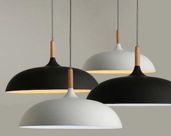 Lámpara colgante de cúpula negra con decoración de madera de estilo escandinavo