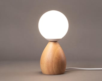 Ręcznie robione oświetlenie z drewna, drewniana lampka nocna, ręcznie robiona mała lampka stołowa z grawerunkiem, lampa biurkowa z kloszem w kształcie kuli, prezent na Święto Dziękczynienia