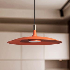 Lámpara colgante minimalista con diseño de disco flotante, módulo LED y refinada simplicidad para interiores modernos.