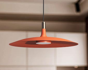 Luminária pendente minimalista com design de disco flutuante, módulo LED e simplicidade refinada para interiores modernos.