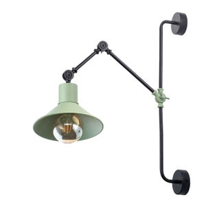 Può includere: Una lampada da parete con struttura in metallo nero opaco, braccio articolato regolabile e paralume conico color verde salvia. L'apparecchio include una base rotonda a muro e una lampadina Edison in vetro trasparente con filamento visibile.