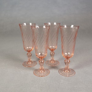 Set of 4 pink glass champagne flutes - Pink Depression Glass - Twisted Rosaline model - Arcoroc by Luminarc 70&#39;s - French Vintage