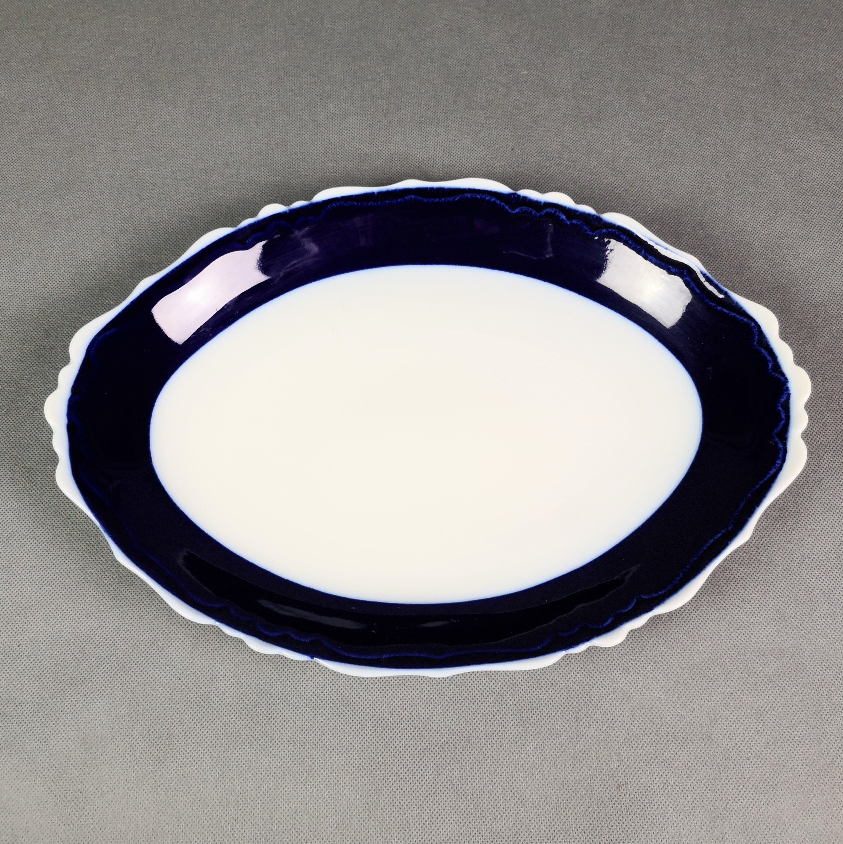 Plat de Service Bicolore Festonné Ovale en Porcelaine Limoges . Blanc et Bleu Four - French Vintage