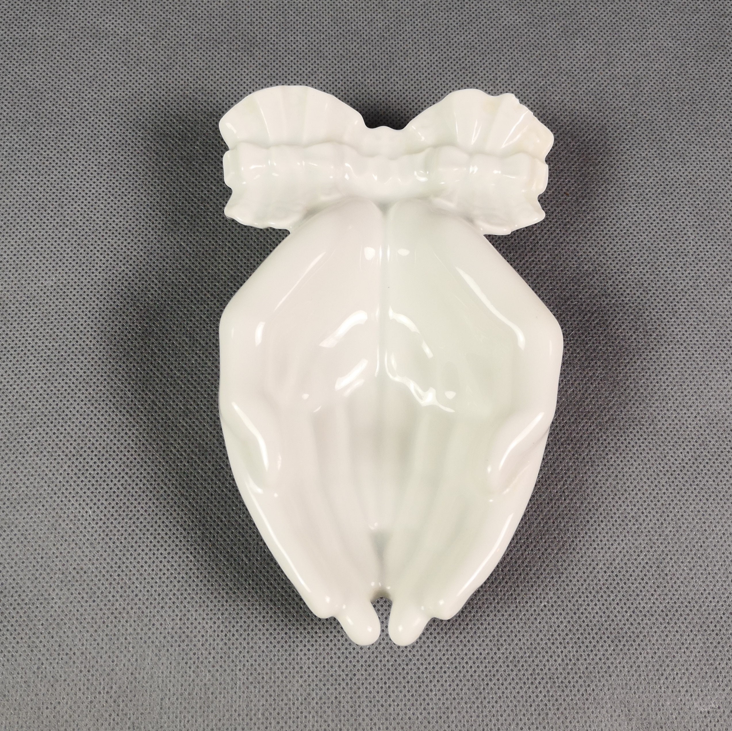 Mains en Porcelaine Blanche avec Nœud Dentelle - Baguier Vide Poche ou Port Savon