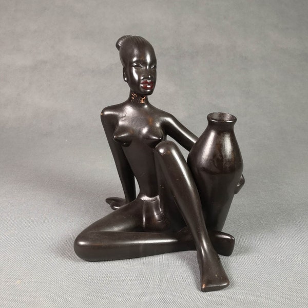 Femme à la potiche - Jolie statuette africaniste -  années 1950 en céramique