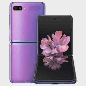 Puede incluir: Dos tel&eacute;fonos Samsung Galaxy Z Flip morados. Uno est&aacute; cerrado, mostrando una superficie lisa y reflectante. El otro est&aacute; abierto, mostrando una pantalla negra con un gr&aacute;fico floral rosa. Los tel&eacute;fonos tienen un dise&ntilde;o elegante y moderno.