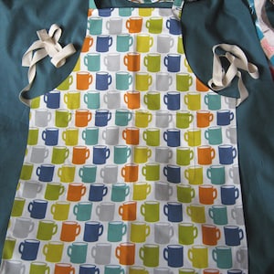 Cook&#39;s apron in coffee mug print cotton fabric with adjustable neck strap
