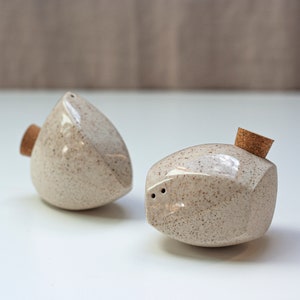 Sandy Table Shakers, Swinging Salt & Pepper, Salt Container, Salt Pig, Kitchen Set, Salt Shaker, Table Ware, Minimal Salt And Pepper Shakers