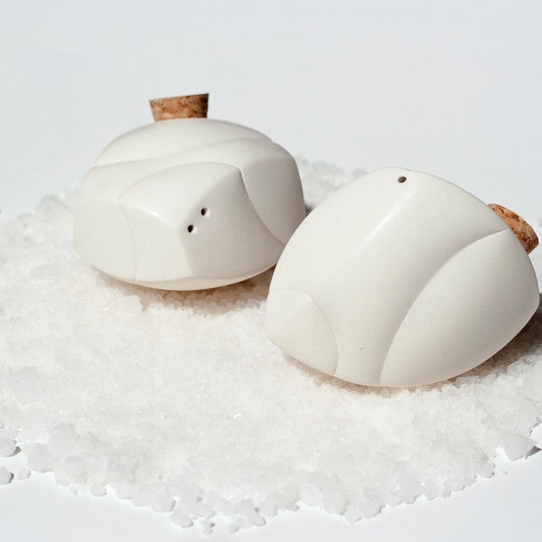 Vita bordskvarnar, svängande salt- och pepparkar, saltbehållare, saltgris, köksset, saltkar, bordsartiklar, minimalistiska salt- och pepparkar