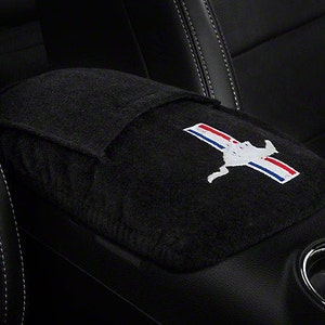 Konsolenabdeckung mit mustang Logo - Schwarz 2005-2009