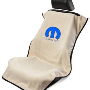Può includere: Coprisedile per auto beige con logo Mopar blu. La copertura è realizzata in un materiale morbido e soffice ed è progettata per proteggere i sedili della tua auto da sporco, macchie e usura.