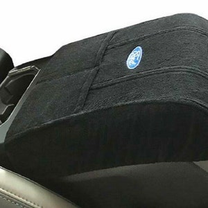 Könnte beinhalten: Schwarze Mittelkonsolen-Armlehnenabdeckung für Autos mit einem gestickten blauen Ford-Logo.