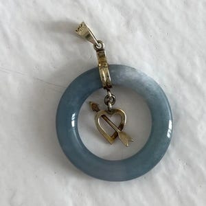 Estate Vintage 14K Yellow Gold Blue Jadeite Circle Pendant Heart Arrow Motif