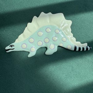 Vintage Ruby Z Keramik Stegosaurus Brosch Signerad Candace Loheed Stor Dinosaurie Nål