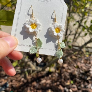 White Daisy flower dangle earrings/Microcrochet/14k gold/Spring Summer flower gift for her/Knitting handmade jewelry/Ship from US