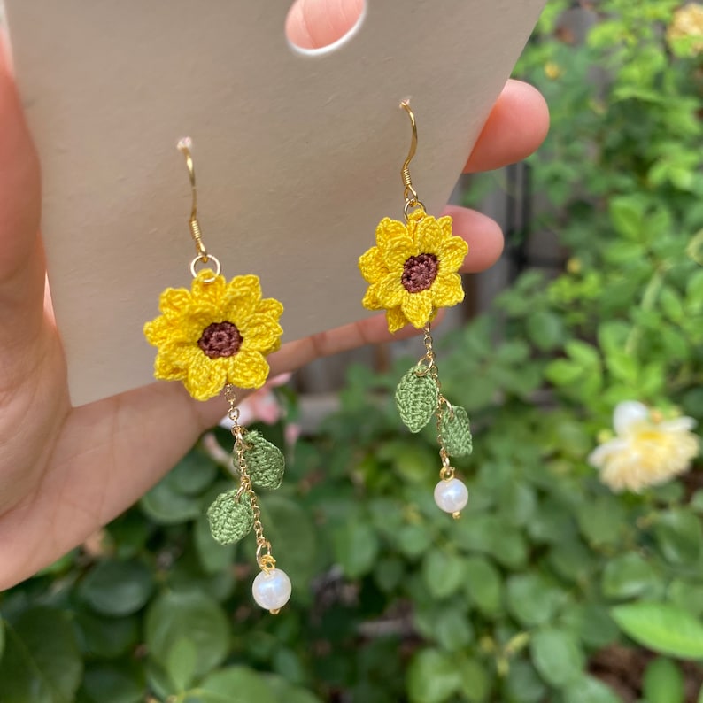 Boucles d'oreilles pendantes tournesol jaune/microcrochet/or 14 carats/fleur d'automne cadeau pour elle/bijoux tricotés faits main/expédition depuis les États-Unis image 1