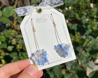 Boucles d'oreilles en grappe de fleurs d'hortensia bleues avec perles/Microcrochet/Bijoux en tricot/Boucles d'oreilles d'été pour elle/Fleurs uniques à 3 pétales/Expédier des États-Unis