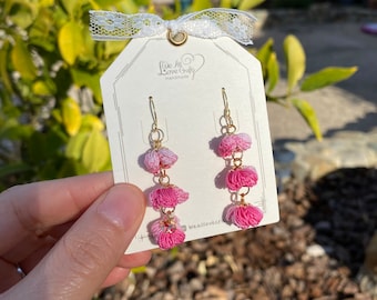 Pink Ombre Puff fleur Boucles d’oreilles pendantes / Microcrochet / Or 14k / Cadeau de printemps pour elle / Tricoter des bijoux faits à la main / Expédier des États-Unis