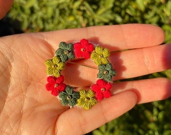 Christmas red and green puff flower crochet brooch/Micro crochet brooch/Handmade Crochet brooch/Handmade holiday brooch for her