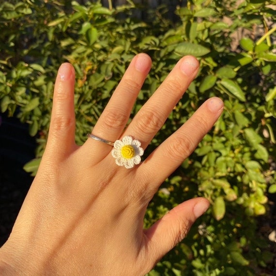 White Daisy Crochet Ring/microcrochet/14k Gold Metal Ring/spring