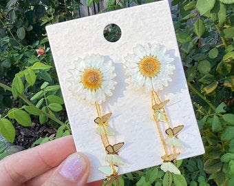 Dried real white daisy with butterflies stud earrings/Dangle drop style/ Summer flower jewelry/Gift for her/Accessories for white dress